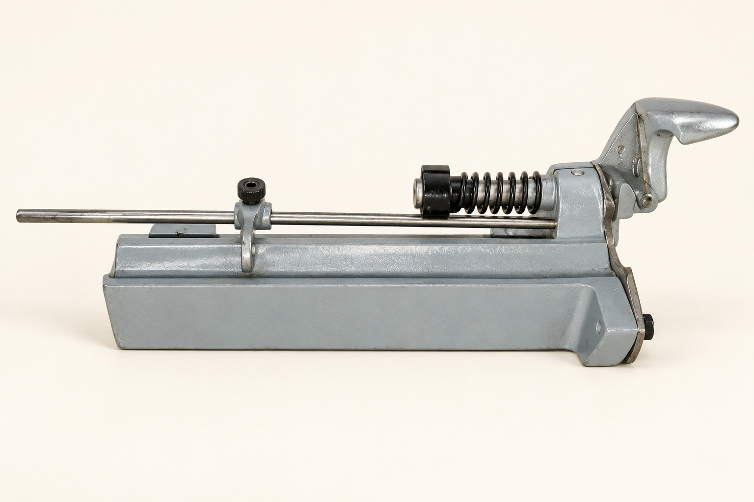 Cigar roller tuck cutter